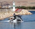 Van Büyükşehir Belediyesi, Türkiye’de ilk kez hem suda hem karada özel anfibik araçlarla vektörel ilaçlama hizmeti veriyor. 