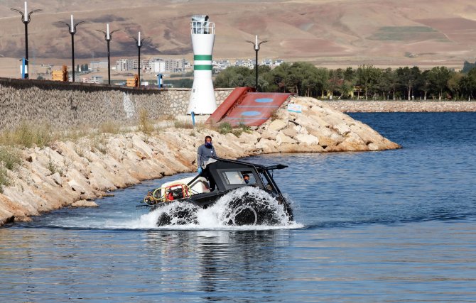 Van Büyükşehir Belediyesi, Türkiye’de ilk kez hem suda hem karada özel anfibik araçlarla vektörel ilaçlama hizmeti veriyor. 