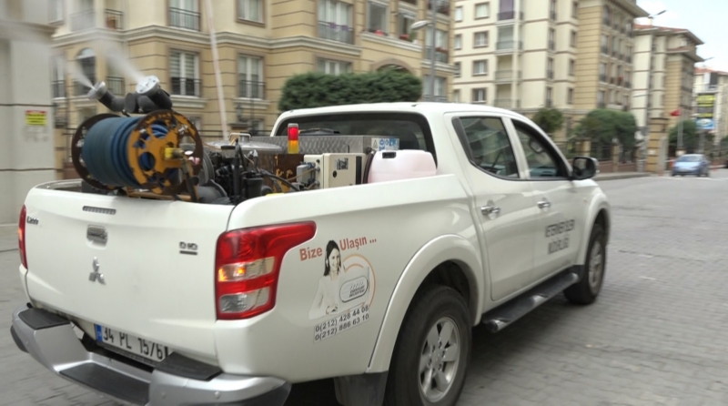 Esenyurt Belediyesi Kadir Gecesine özel tüm sokakları gül suyu ile yıkadı