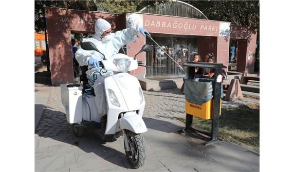 VAN BÜYÜKŞEHİR BELEDİYESİ TARAFINDAN KENTİN TÜM CADDE VE SOKAKLARINDA YENİ ALINAN ELEKTRİKLİ BİOCYCLE MOTORLARLA İLAÇLAMA ÇALIŞMASI YAPILIYOR